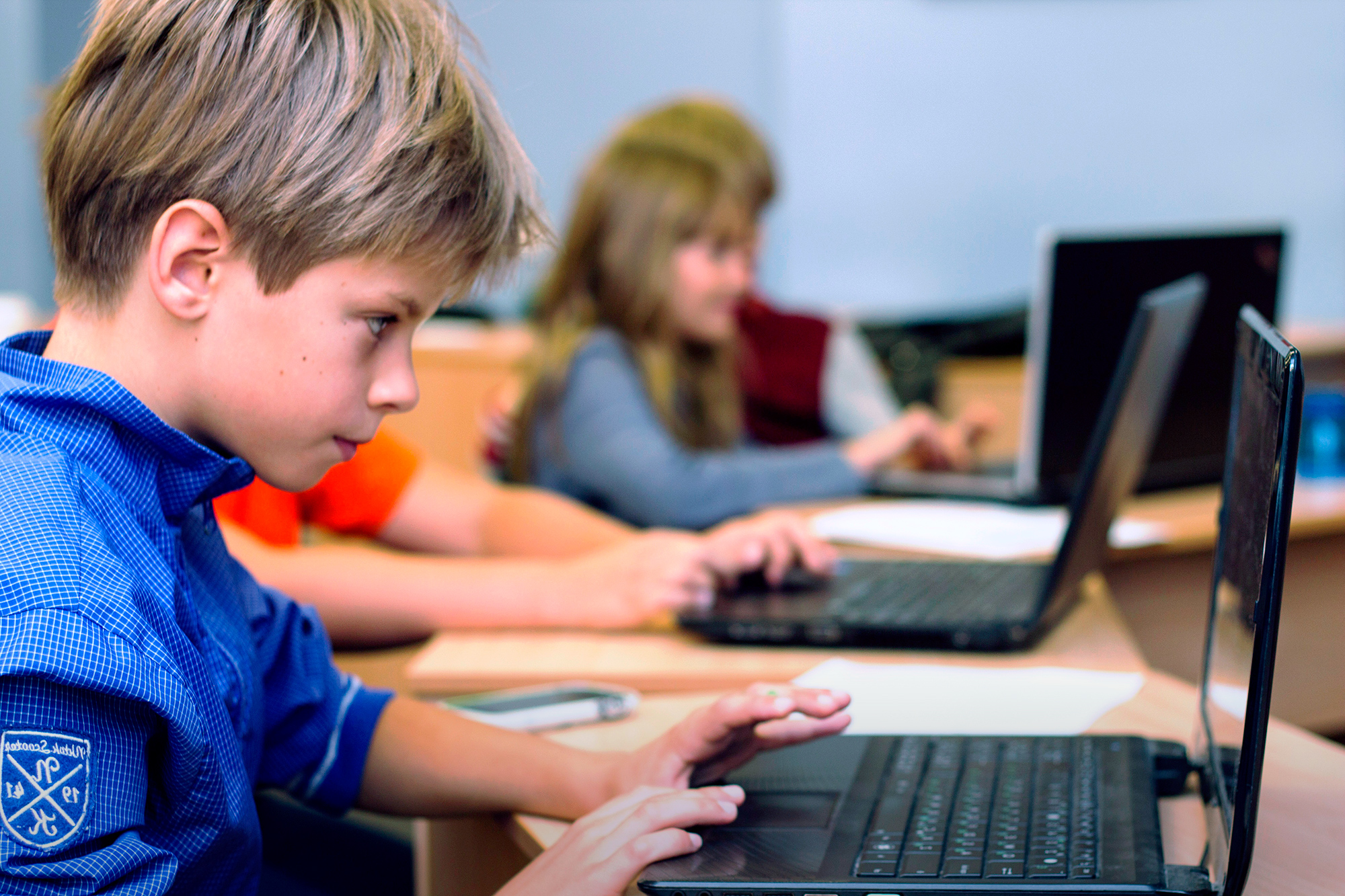 Компьютер дети школа. Ребенок за компьютером. Компьютер для школьника. Компьютерная школа для детей. Школьники на информатике.